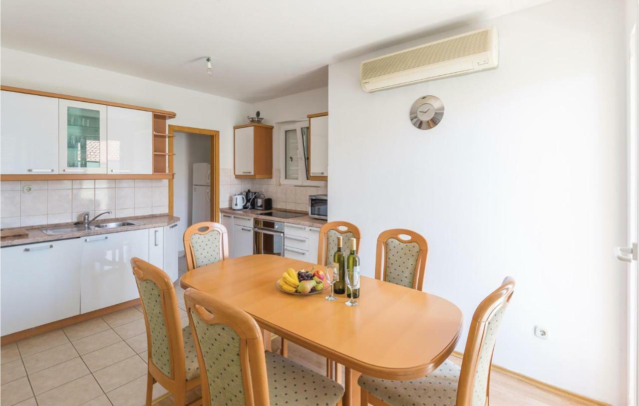 Cozy Apartment In Makarska With Kitchen מראה חיצוני תמונה